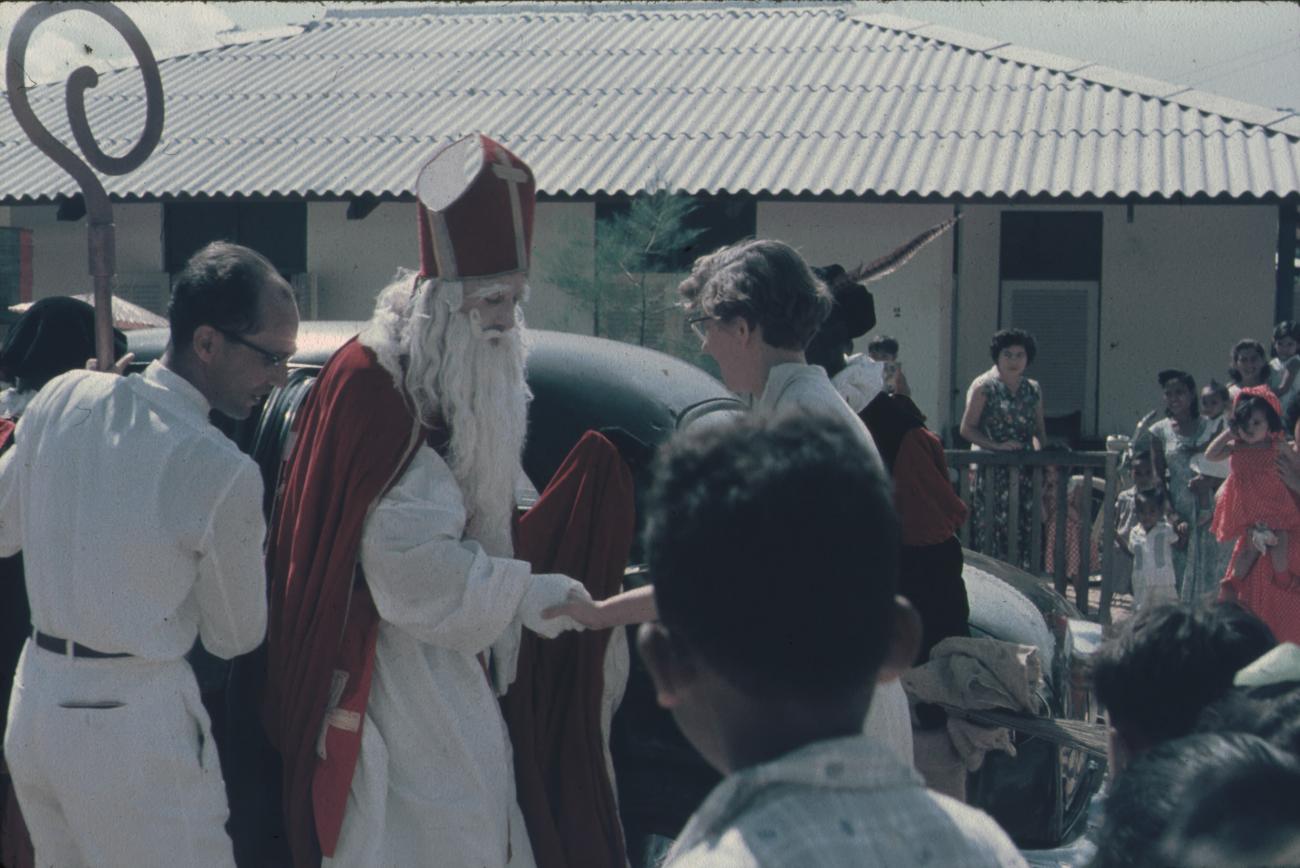 BD/171/455 -
Sinterklaas op bezoek bij de meisjes vervolgschool.