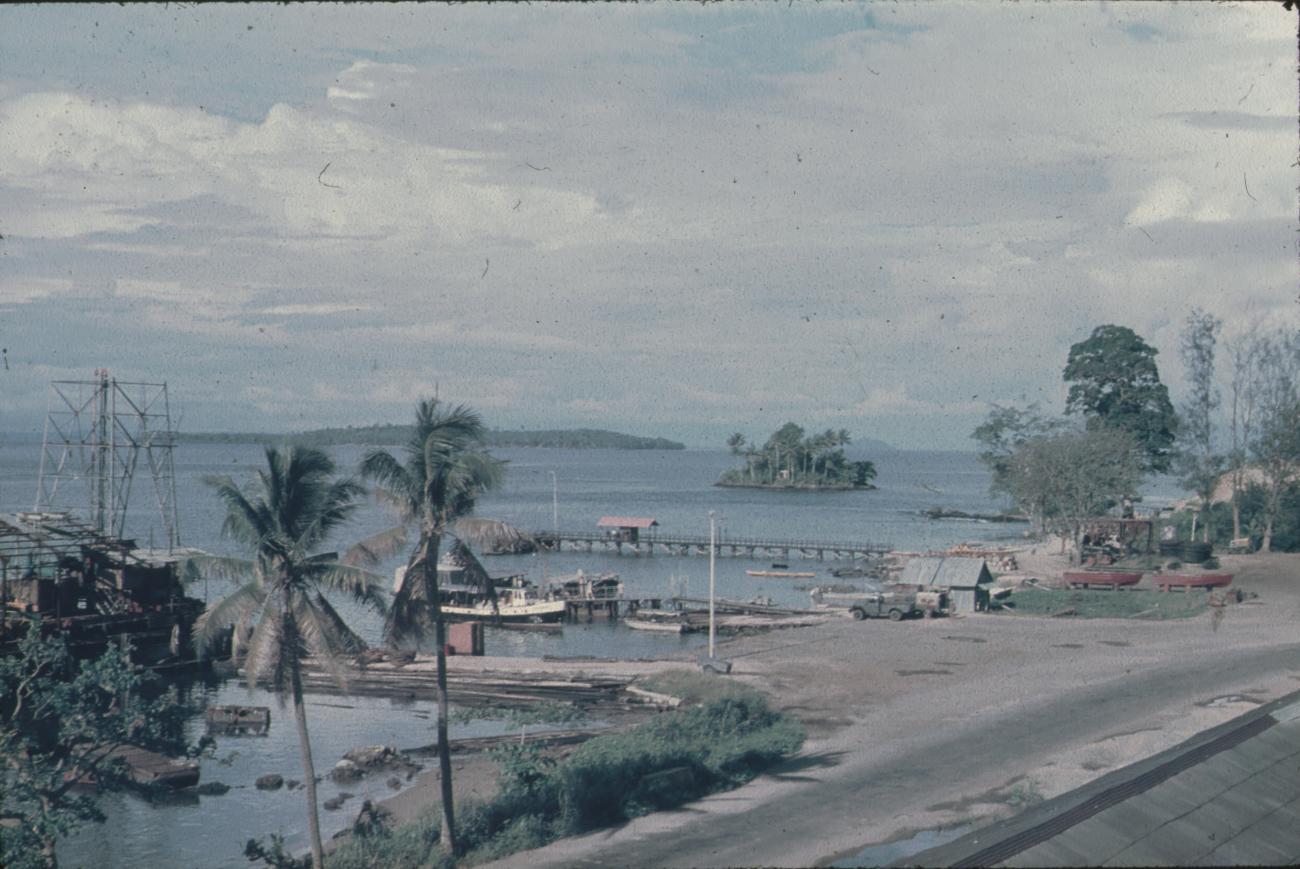 BD/171/456 -
Baai met aanlegsteigers.