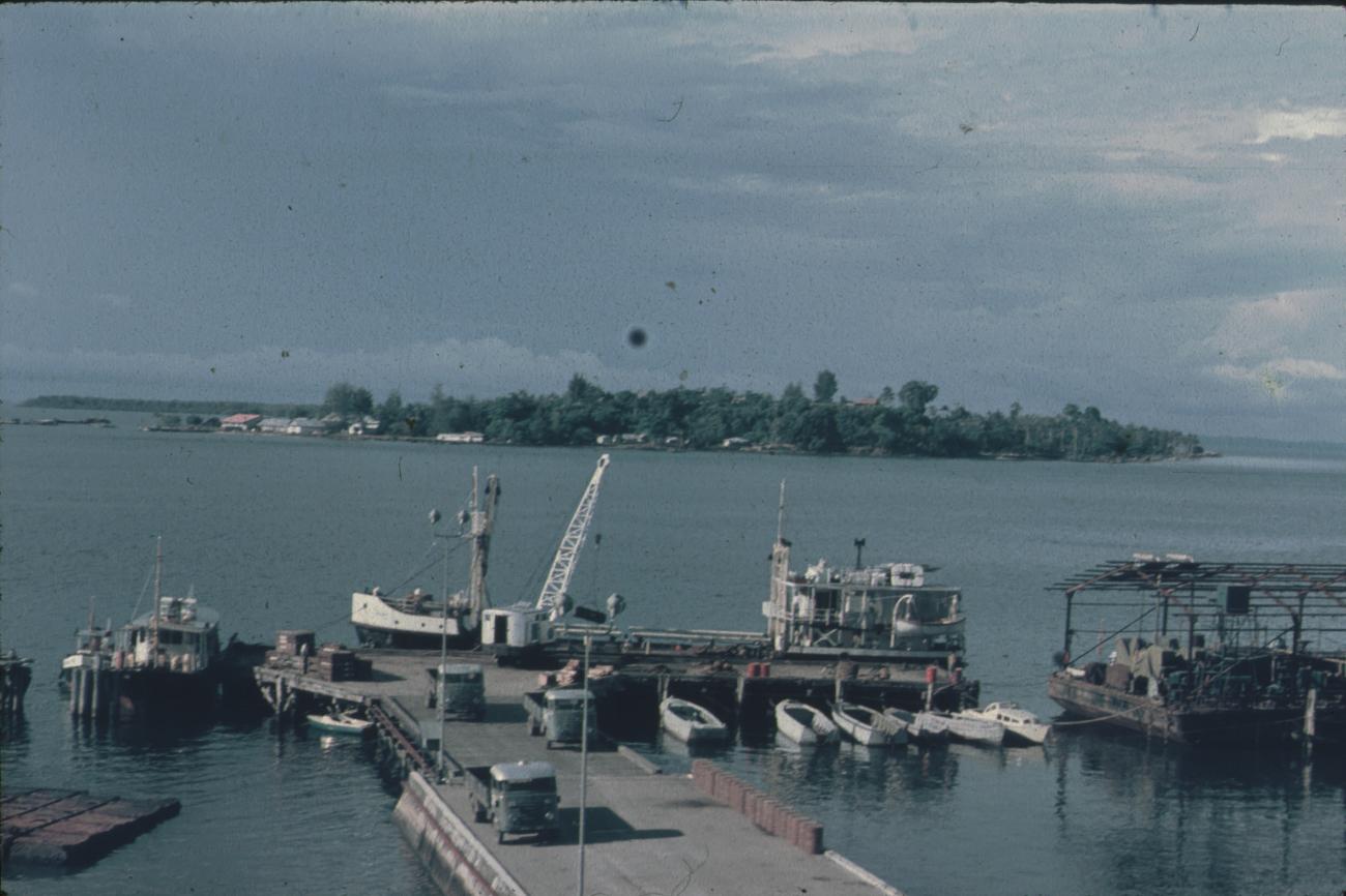 BD/171/458 -
Baai met aanlegsteigers.
