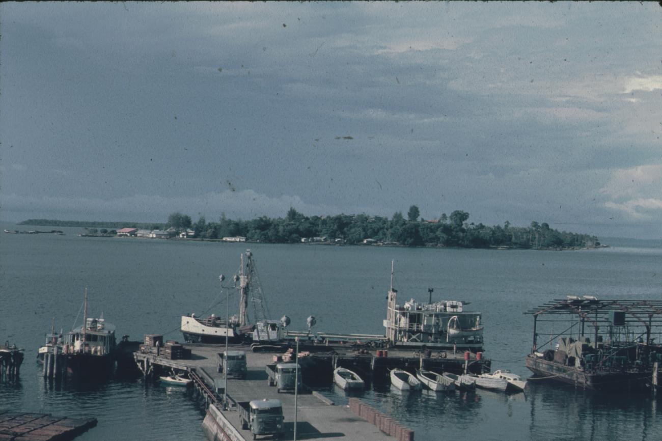 BD/171/459 -
Baai met aanlegsteigers.