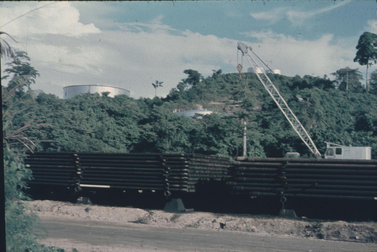 BD/171/464 -
Kraanmachine en reservoirs.