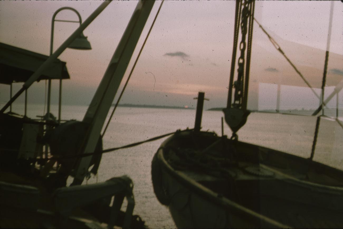 BD/171/469 -
Baai bij avond, afgemeerde schepen.