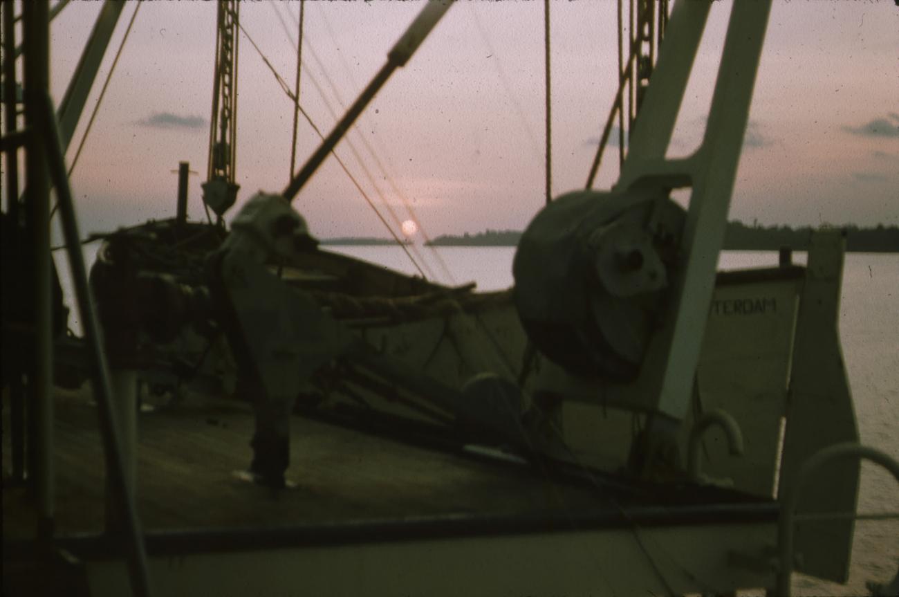 BD/171/470 -
Baai bij avond, afgemeerde schepen.