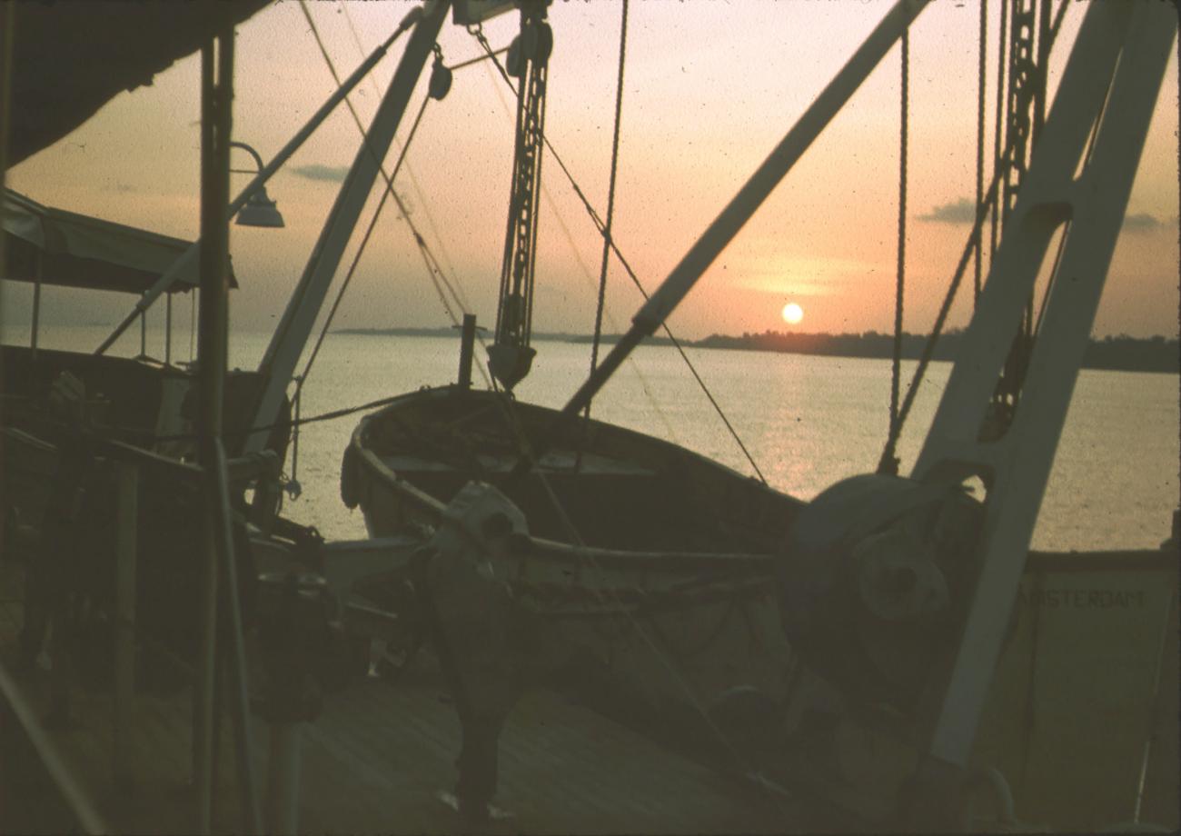BD/171/472 -
Baai bij avond, afgemeerde schepen.