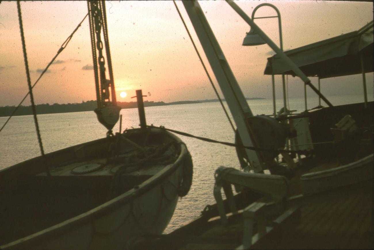 BD/171/473 -
Baai bij avond, afgemeerde schepen.