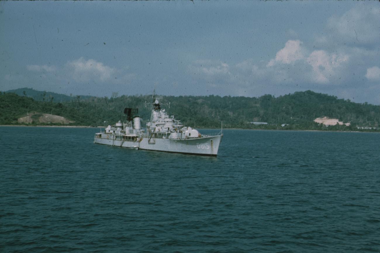 BD/171/479 -
De B-jager Hr. Ms. Overijssel voor anker.