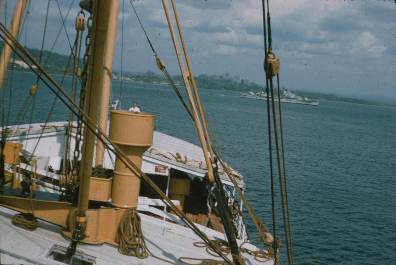 BD/171/481 -
Foto vanaf schip van marineschip.