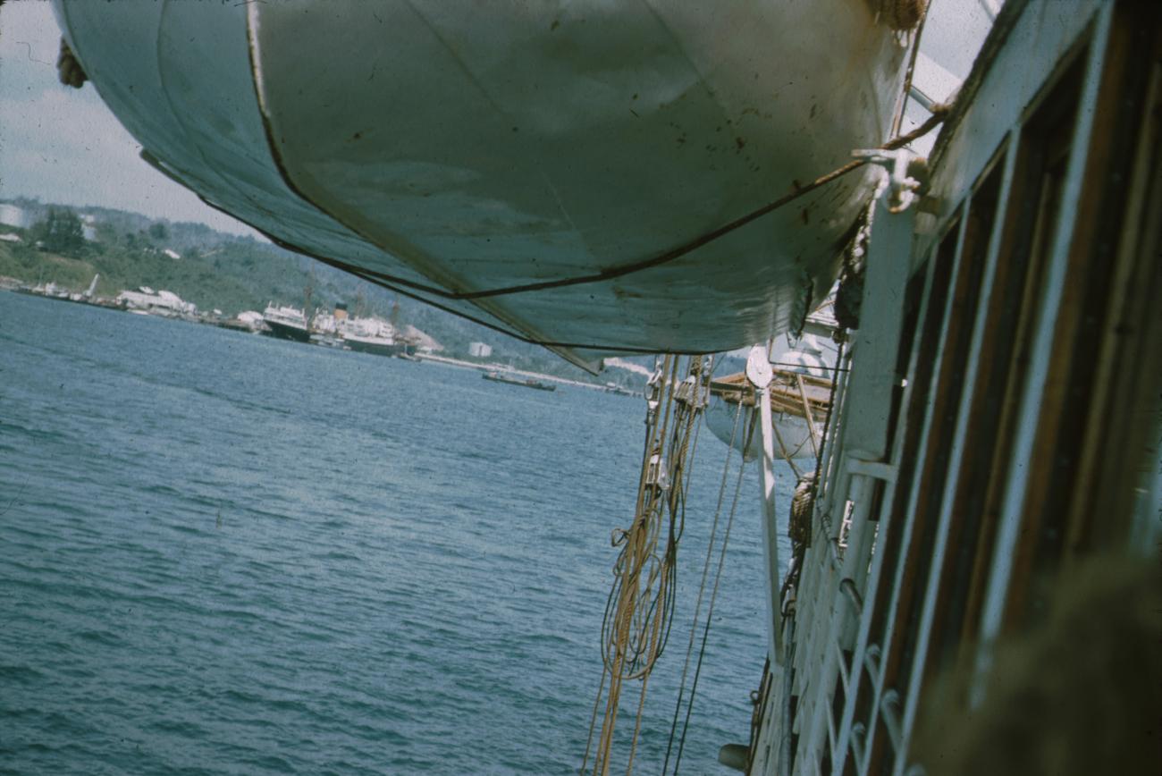 BD/171/485 -
Schip met reddingsboten.