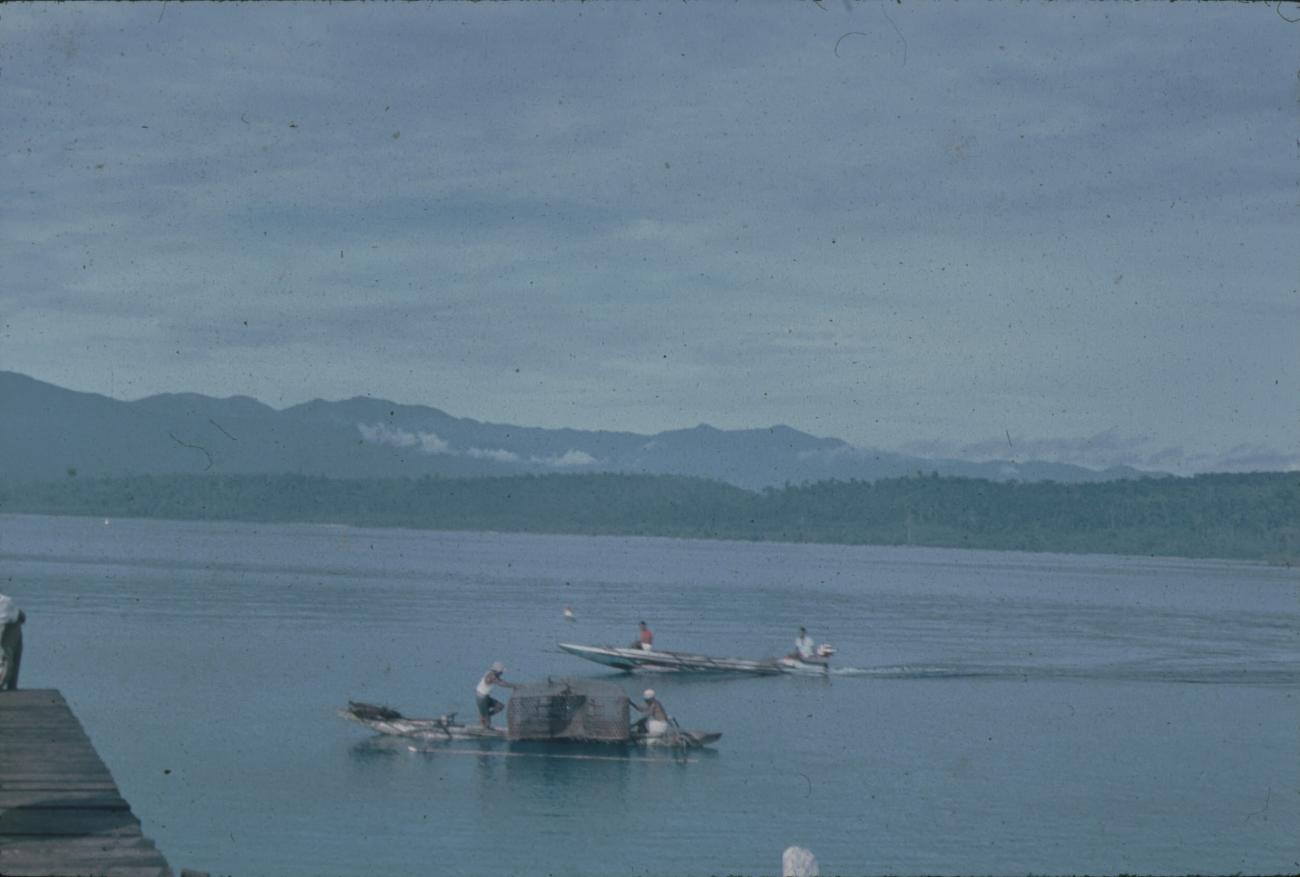 BD/171/520 -
Baai met prauw die lading vervoert en motorboot.