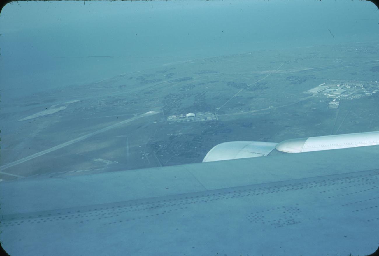 BD/171/60 -
Luchtfoto bebouwing en wegen.
