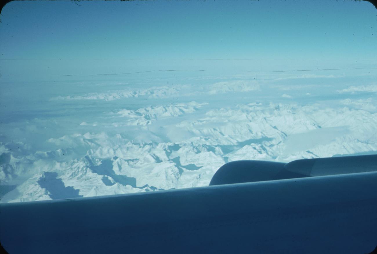 BD/171/64 -
Luchtfoto, besneeuwd berglandschap.