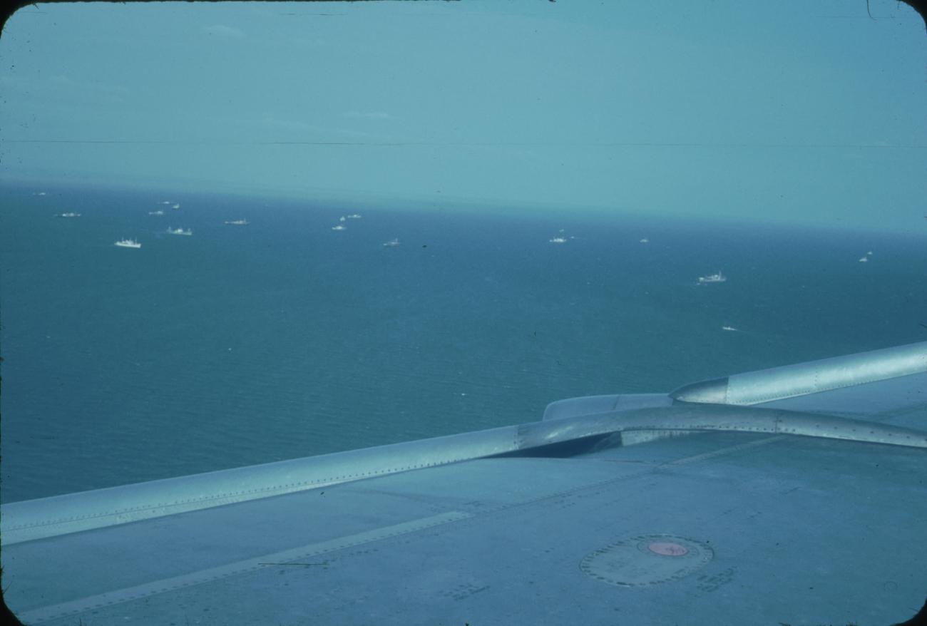 BD/171/65 -
Luchtfoto zee met schepen.