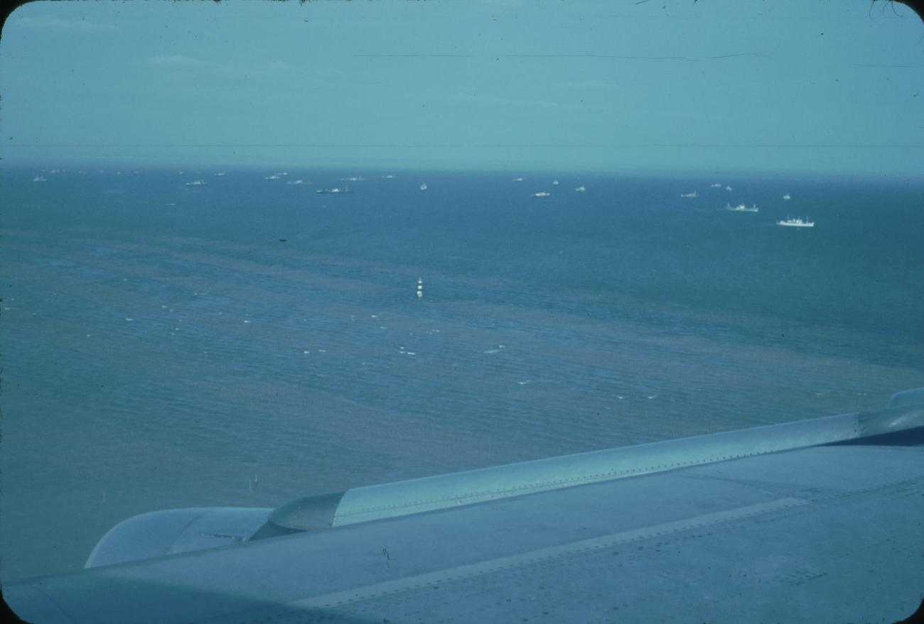 BD/171/71 -
Luchtfoto zee met schepen.