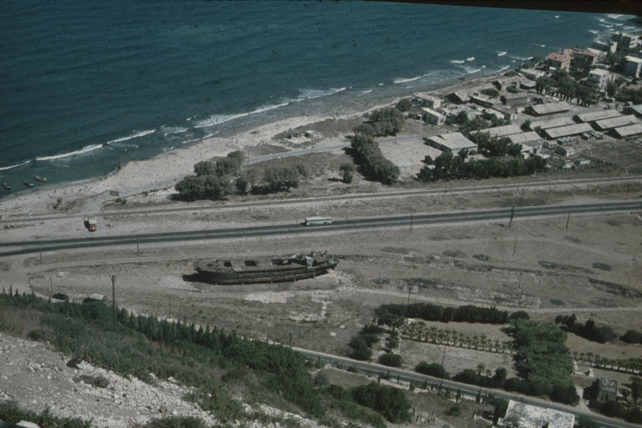 BD/171/76 -
Weg nabij de kust, foto genomen vanaf heuvel, scheepswrak.