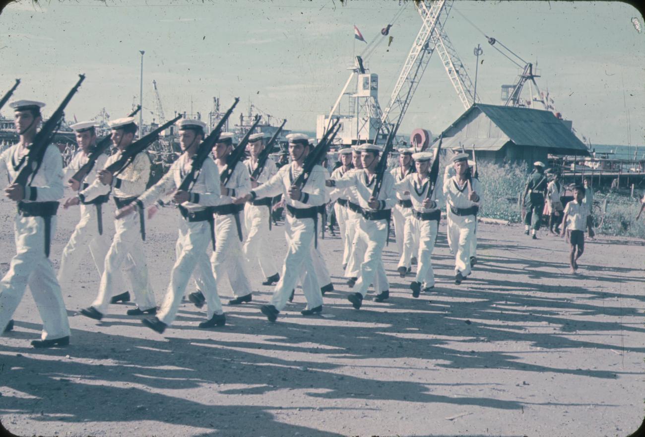 BD/171/90 -
Marcherende mariniers in haven.