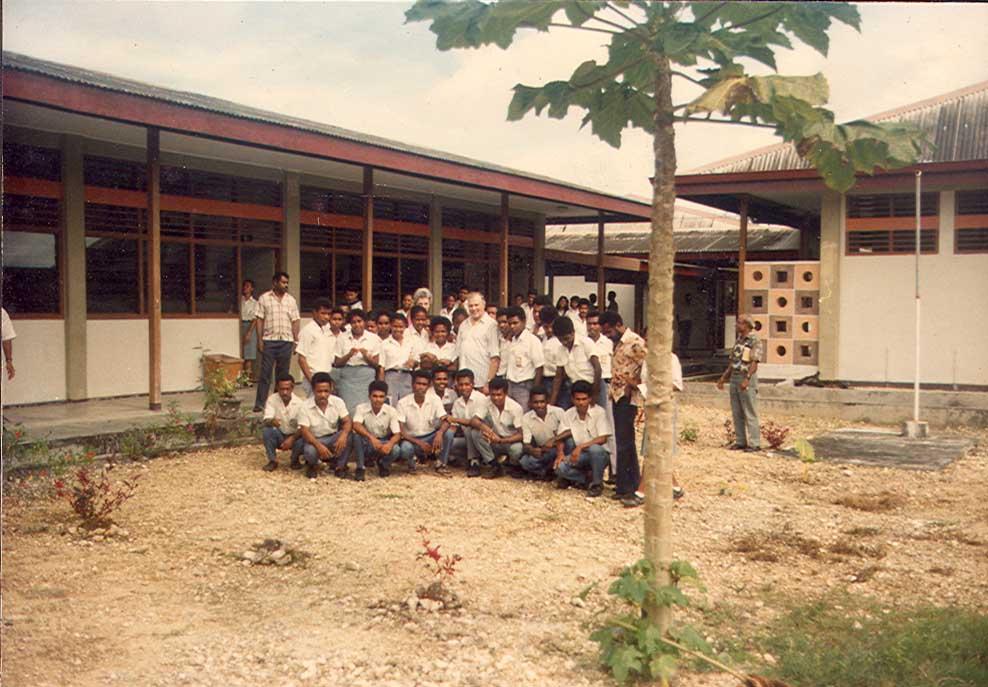 BD/269/502 -
Ingang S.P.G. gebouw met groep studenten