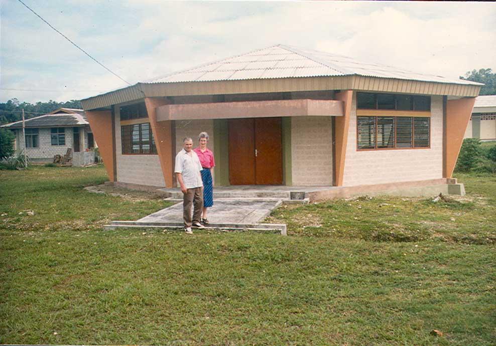 BD/269/508 - 
Mensen poseren voor gebouw
