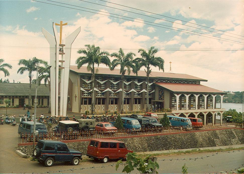 BD/269/537 -
Nieuwe kathedraal Jayapura, links pastorie