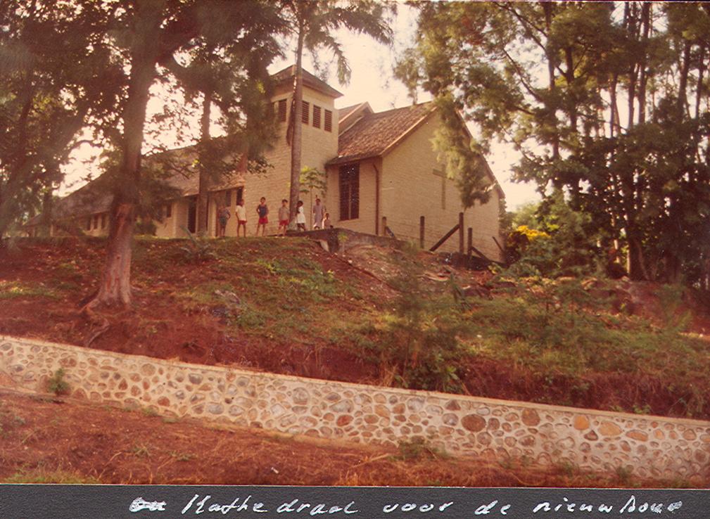 BD/269/596 -
Achterkant oude kathedraal in Jayapura