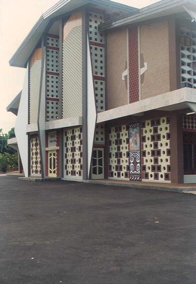 BD/269/602 -
Achterkant nieuwe kathedraal in Jayapura, parochiehuis beneden