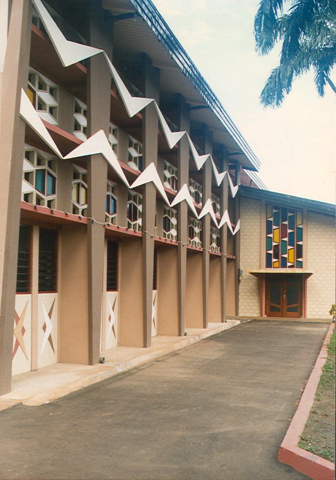 BD/269/614 - 
Zijaanzicht nieuwe kathedraal in Jayapura
