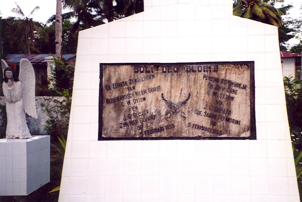 BD/269/694 -
"Soli Deo Gloria" op gedenksteen van eerste zendelingen
