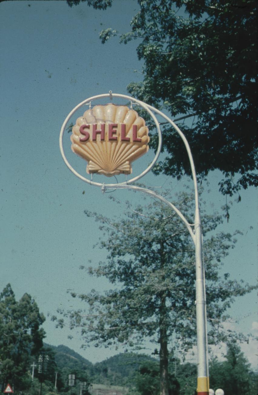 BD/171/1018 -
Paal met reclame Shell.