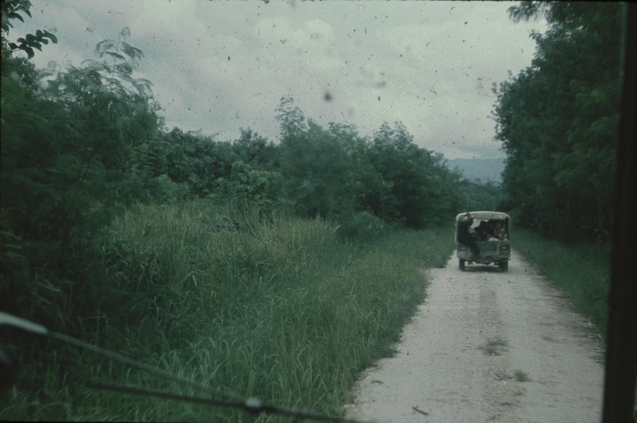 BD/171/1061 -
Foto van jeep vanuit truck.