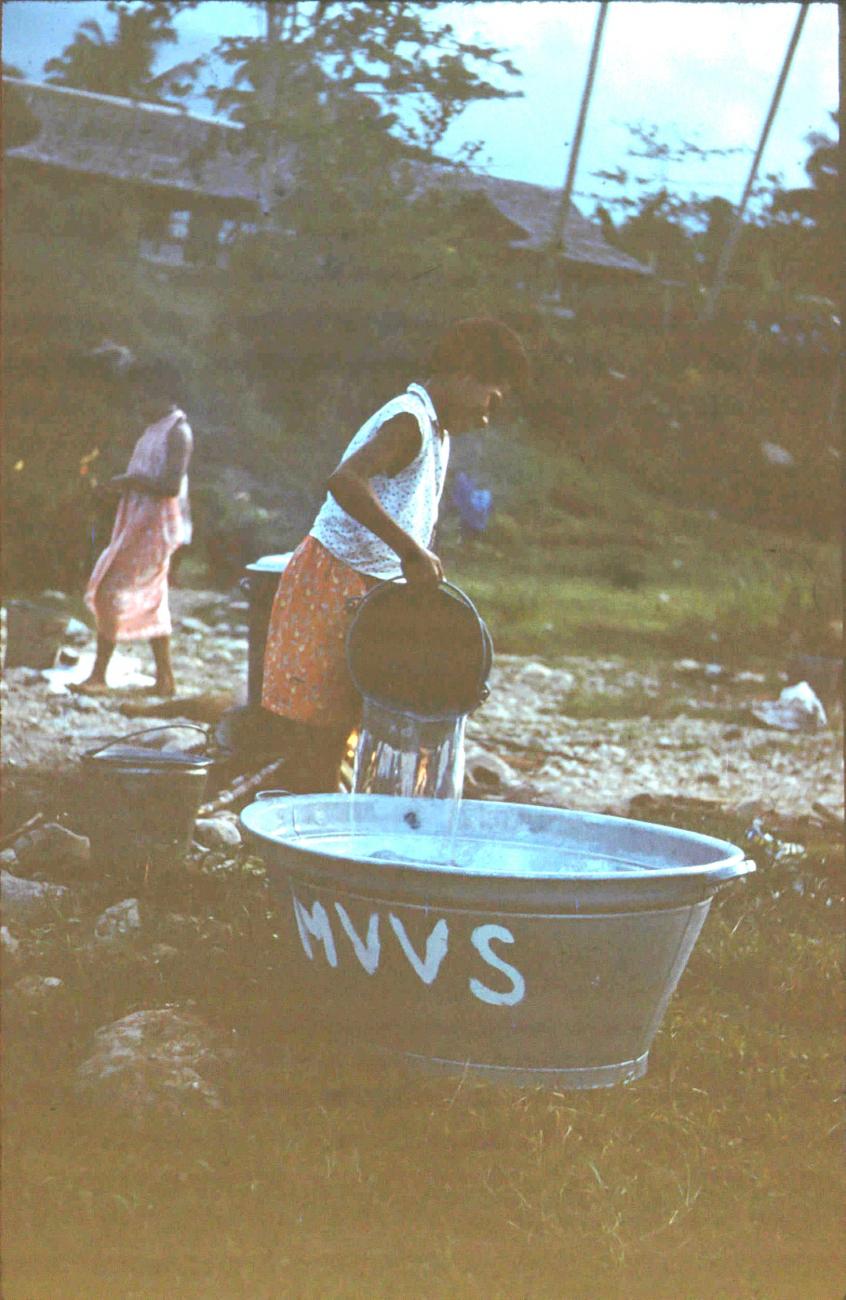 BD/171/1084 -
Vrouwen bezig met wassen sago.