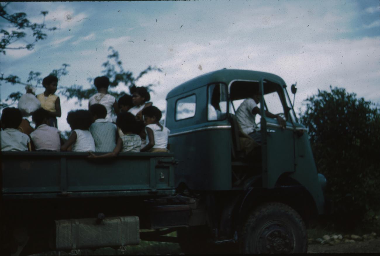 BD/171/1090 -
Truck met jonge meisjes in laadruimte.
