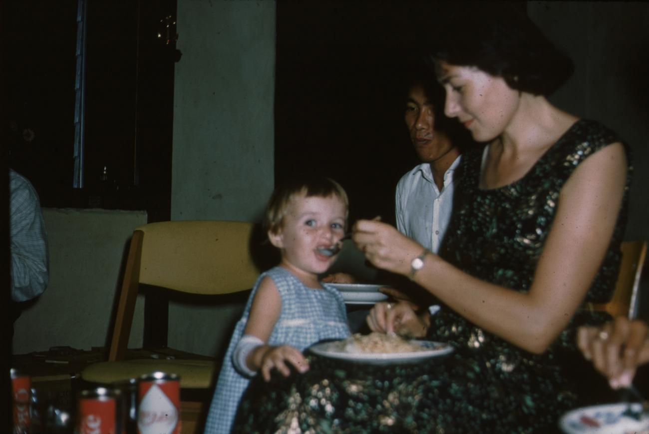 BD/171/1095 -
Westerse vrouw geeft dochtertje te eten.