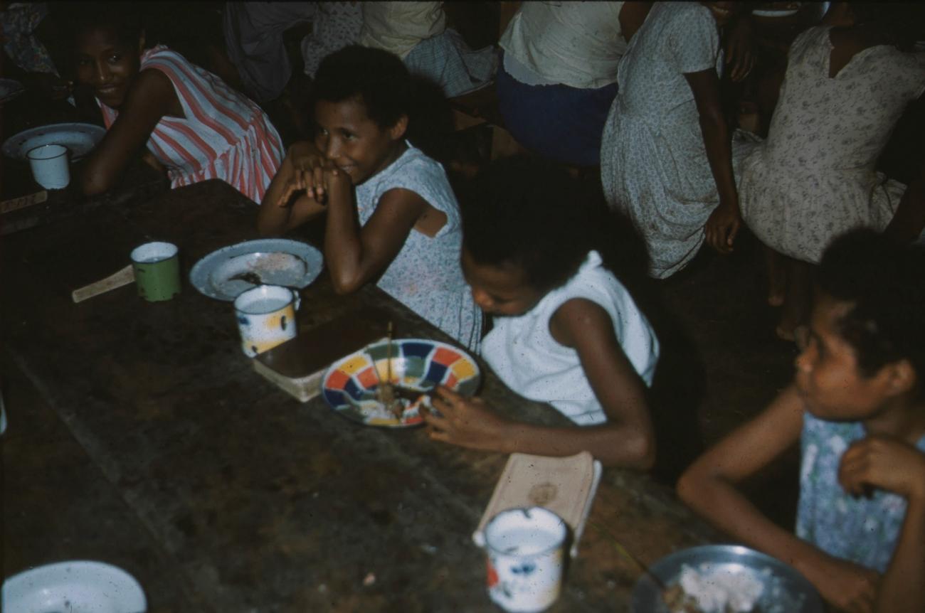BD/171/1117 -
Meisjes aan het eten