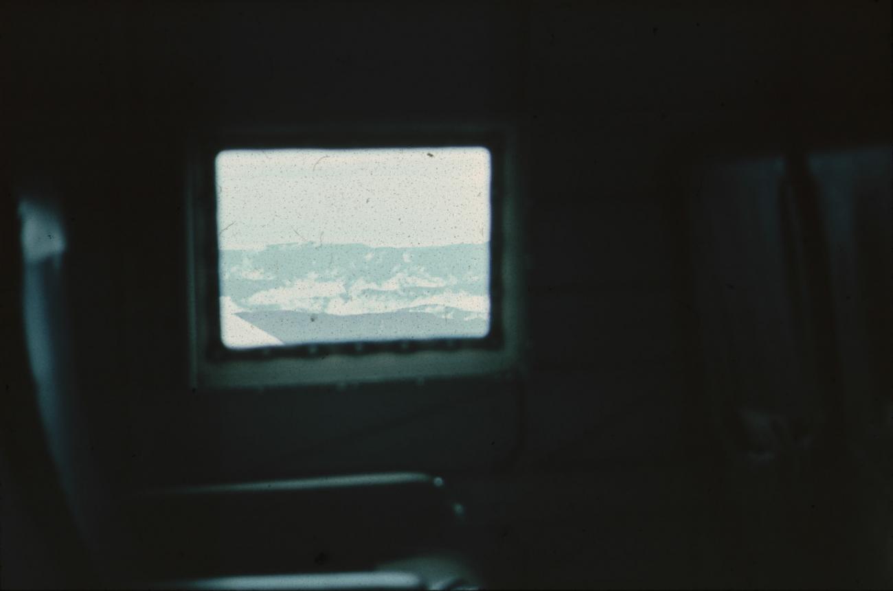 BD/171/1134 -
Landschap uit raam van vliegtuig