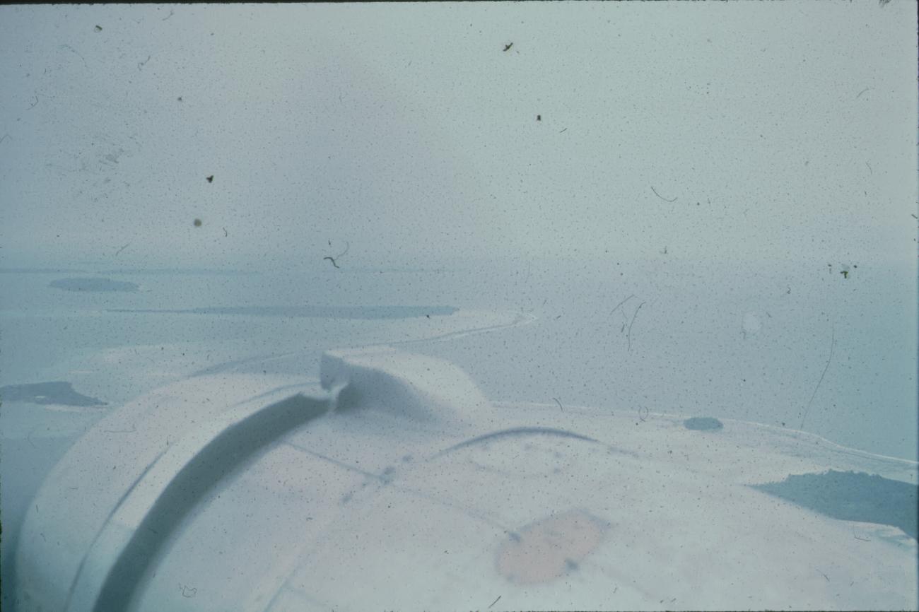 BD/171/1138 -
Luchtfoto van meer en eilanden