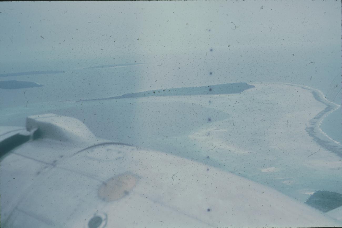 BD/171/1139 -
Luchtfoto van meer en eilanden