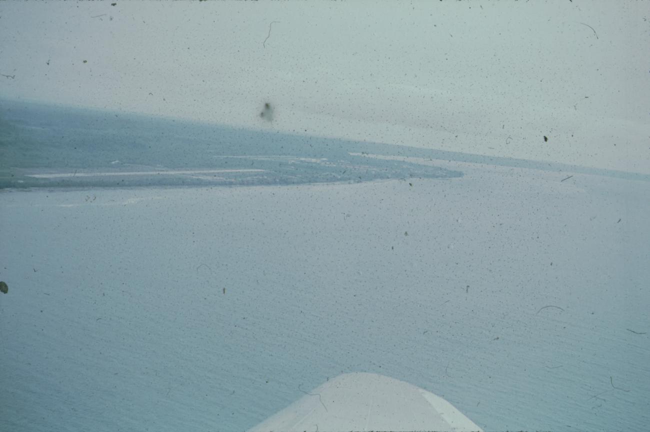 BD/171/1140 - 
Luchtfoto van meer en landschap
