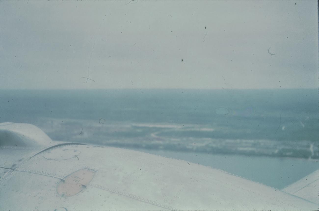 BD/171/1141 -
Luchtfoto van meer en landschap