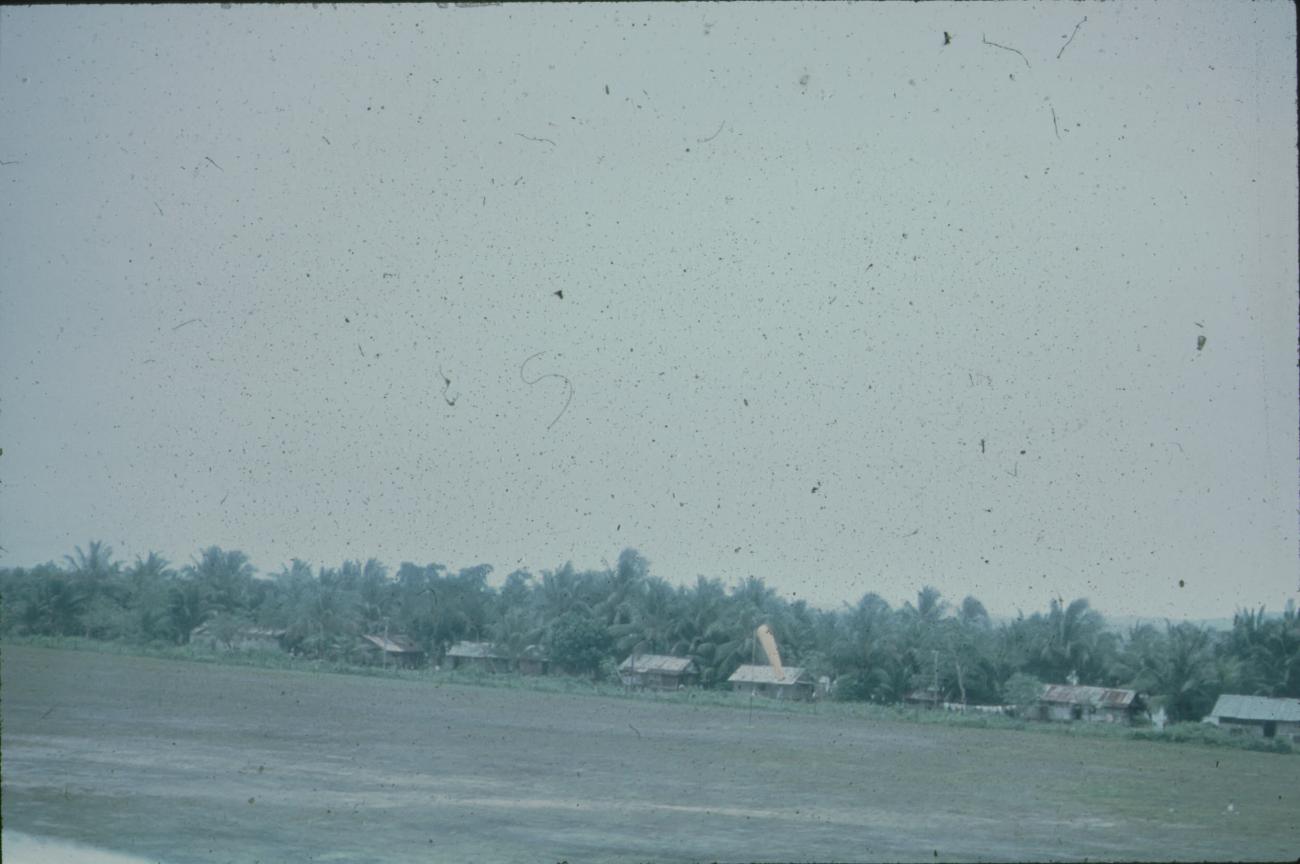 BD/171/1144 -
Vliegveld met huizen