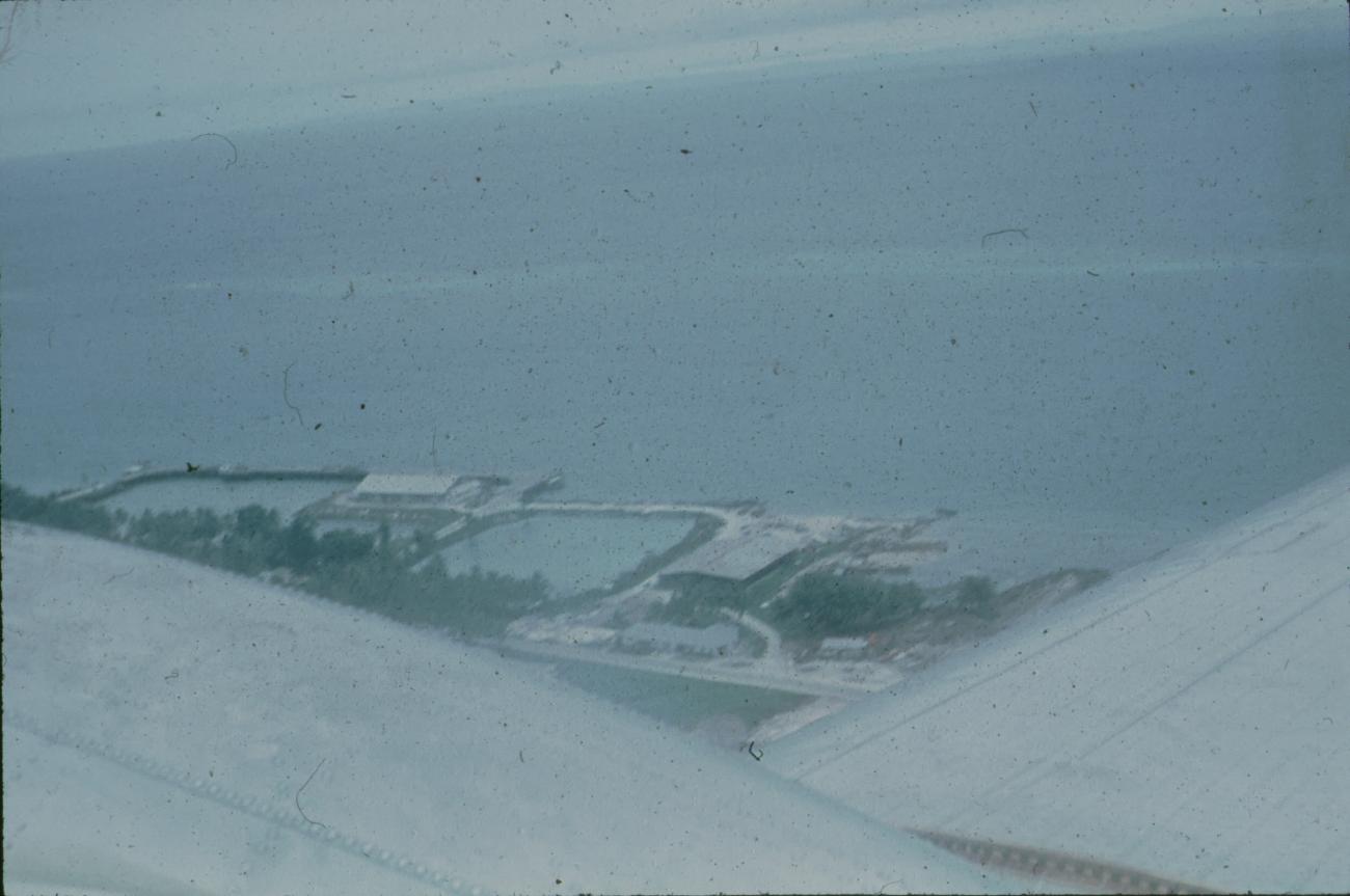 BD/171/1145 -
Luchtfoto van huizen aan meer