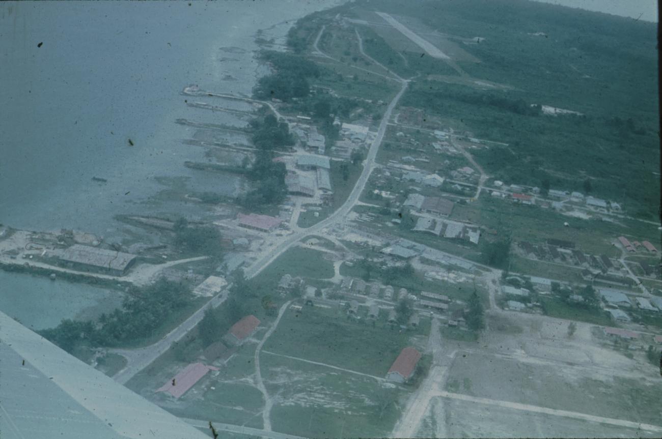 BD/171/1146 -
Luchtfoto van dorp aan meer