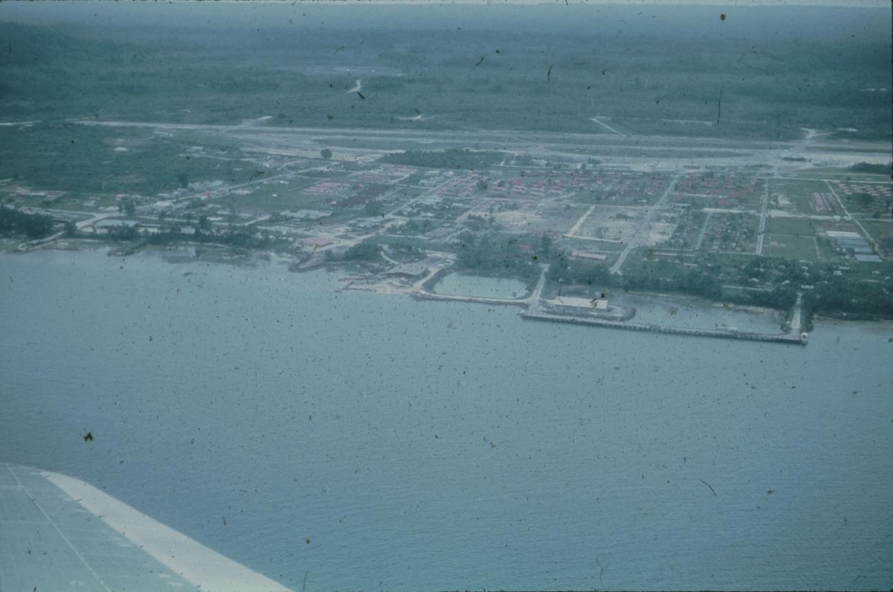BD/171/1147 -
Luchtfoto van dorp aan meer