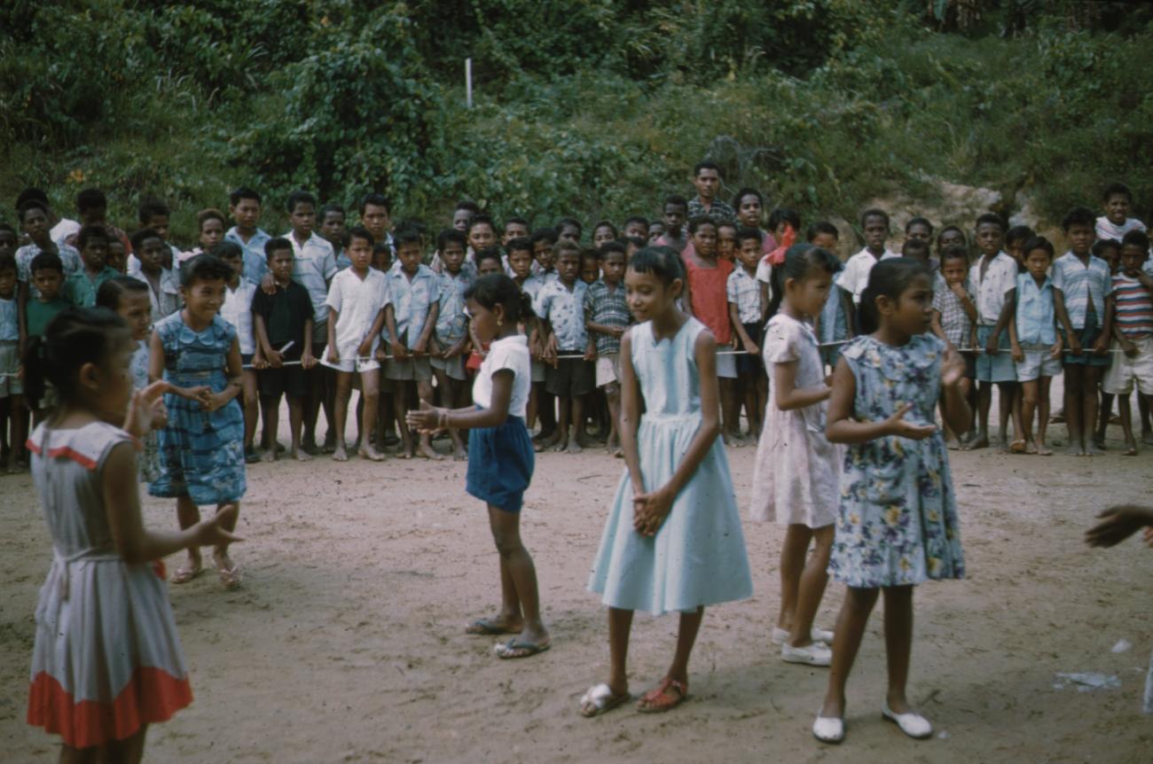 BD/171/1189 -
Schoolkinderen doen oefening