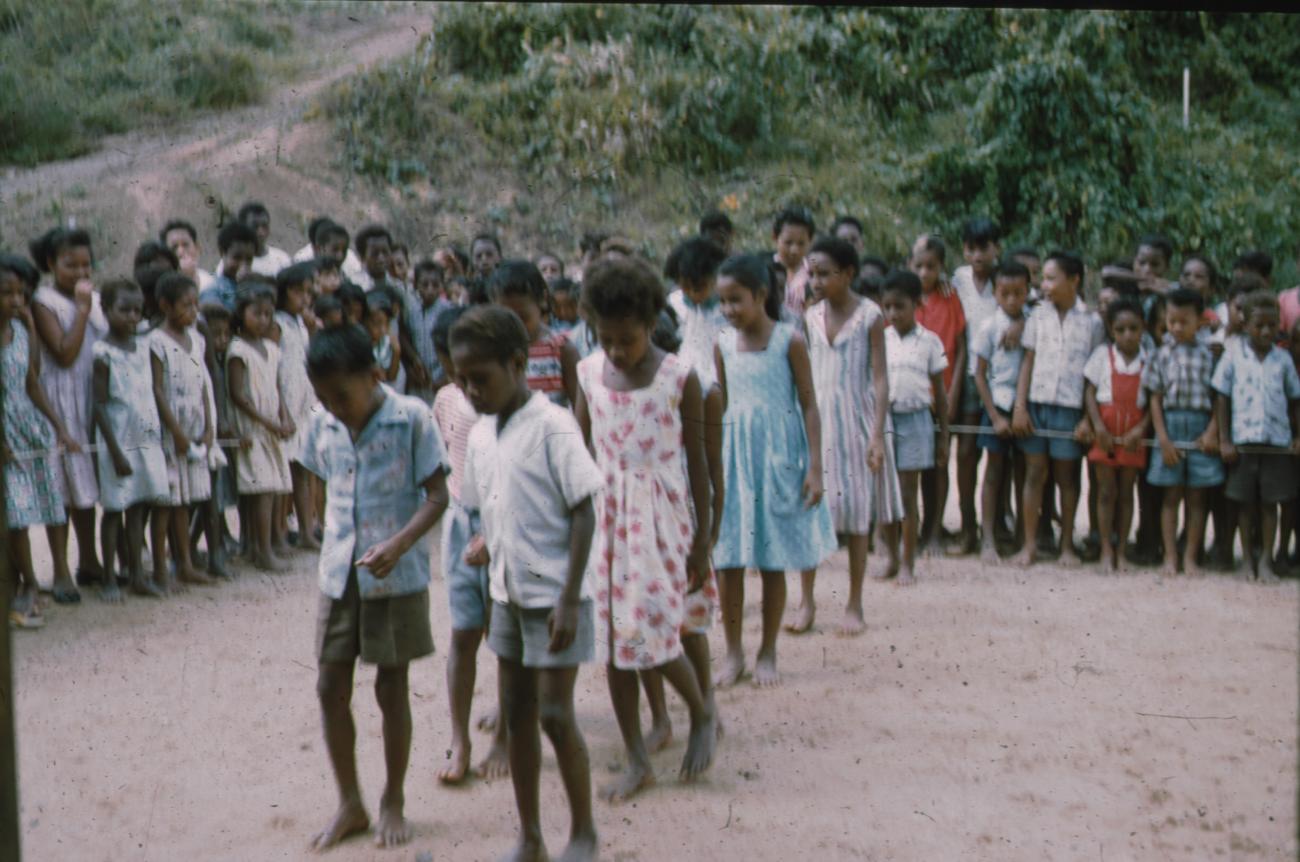 BD/171/1192 -
Schoolkinderen doen oefening