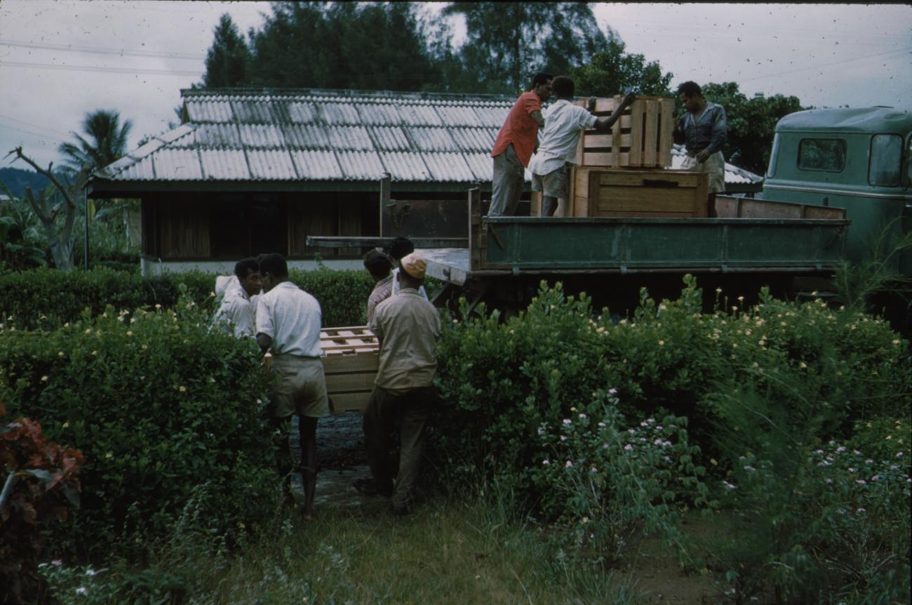 BD/171/1194 - 
Mannen laden kratten in truck
