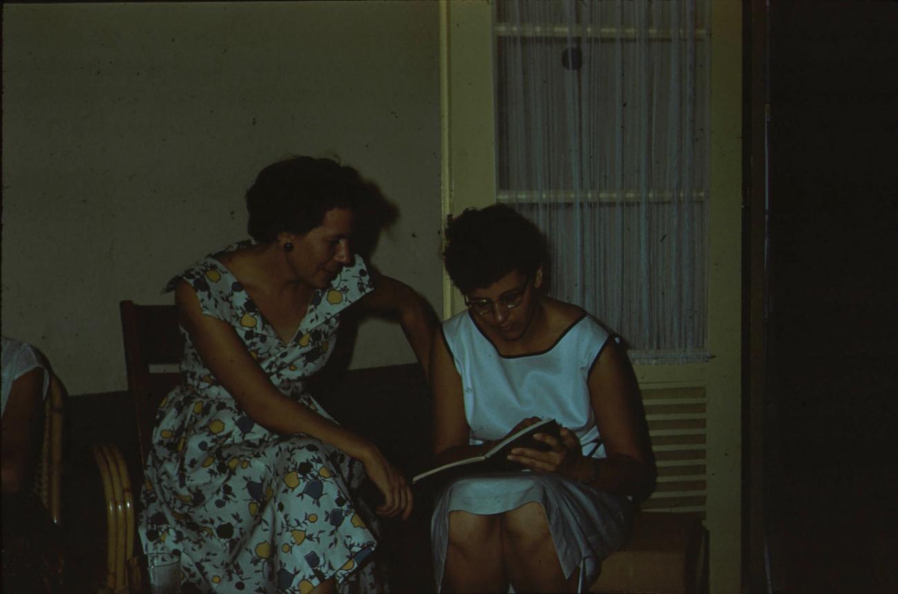 BD/171/1196 -
Twee vrouwen aan het lezen