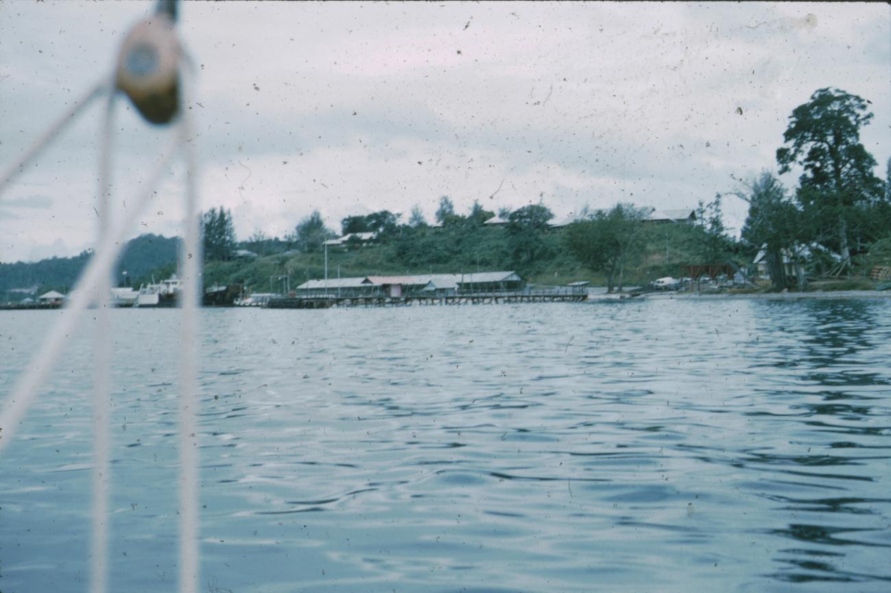 BD/171/1207 -
Huizen aan meer