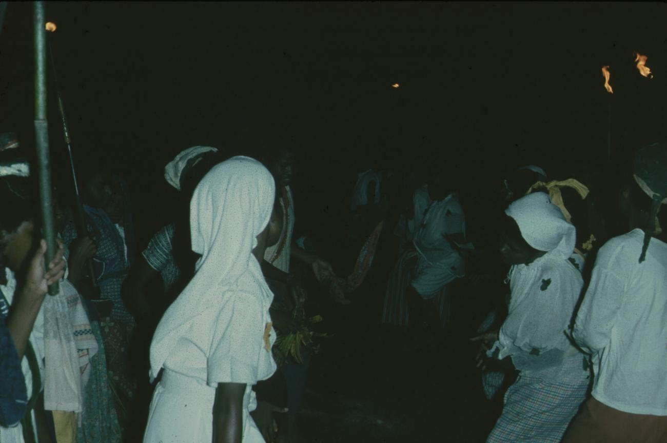 BD/171/1271 -
Kinderen met witte hoofddoeken