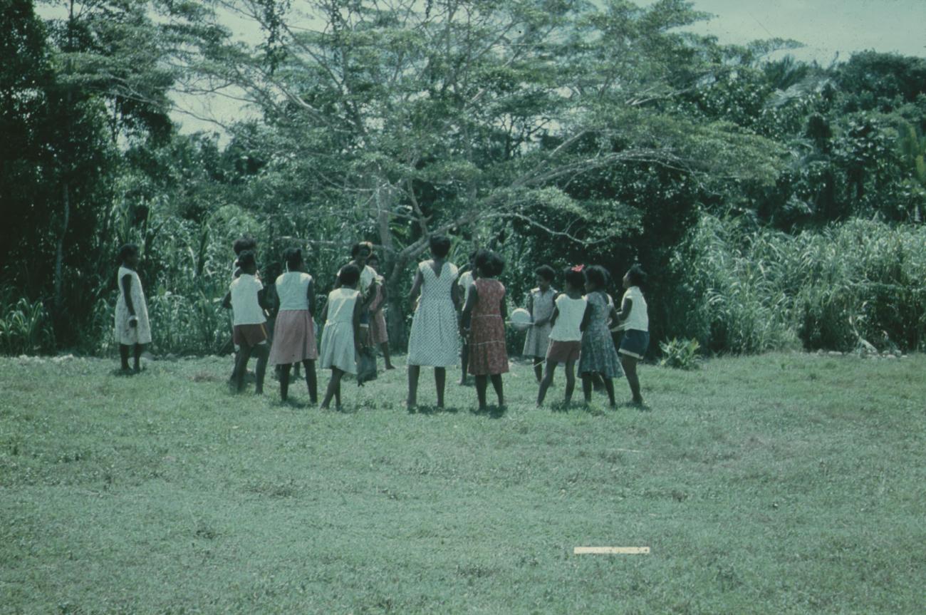 BD/171/1275 -
Schoolkinderen met trommels