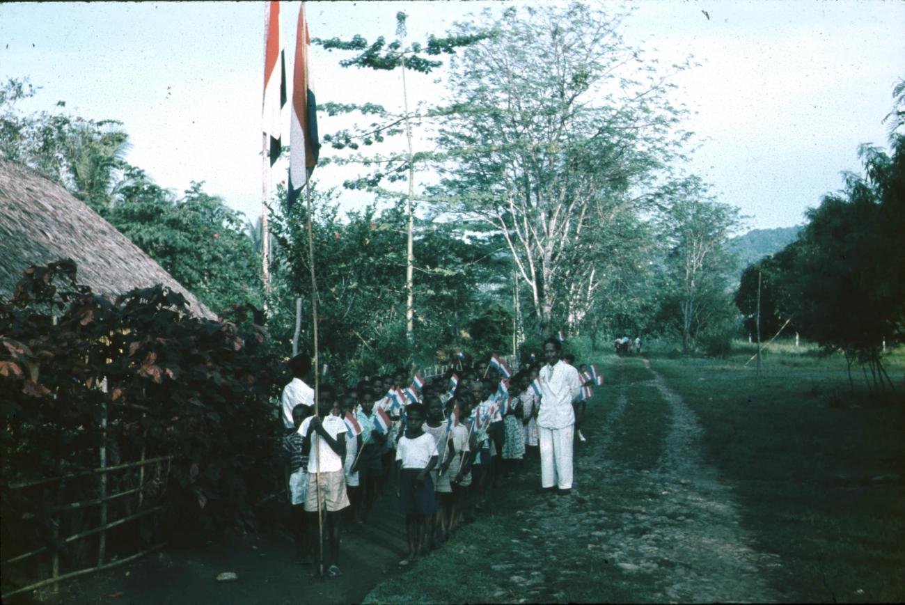 BD/171/1308 -
Koninginnendag, schoolklas met grote vlag en kleine vlaggetjes.