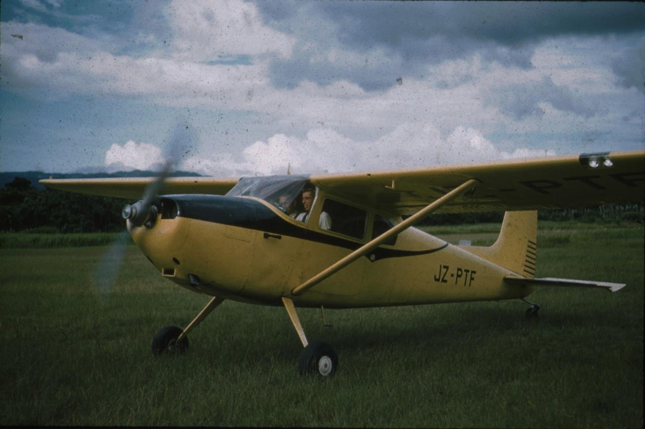 BD/171/1350 -
Klein vliegtuig.